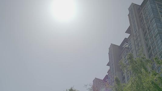 春日阳光下的城市住宅楼视频的预览图