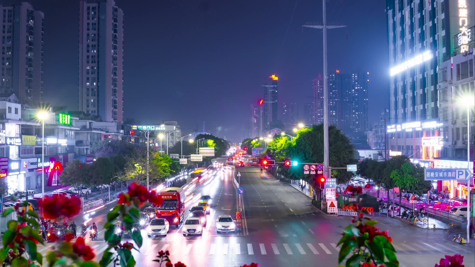 城市道路交通车辆夜景延时视频的预览图