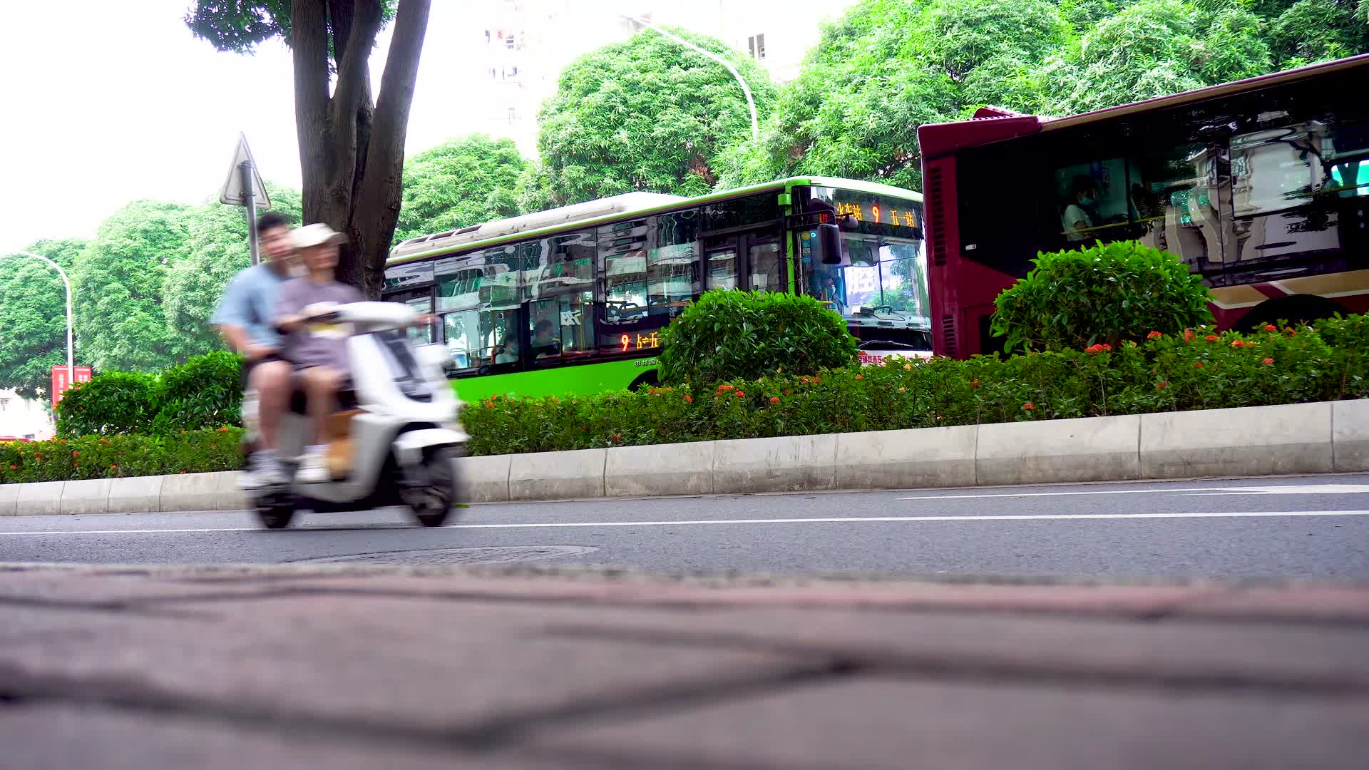 城市车流电动车车流下班高峰视频的预览图