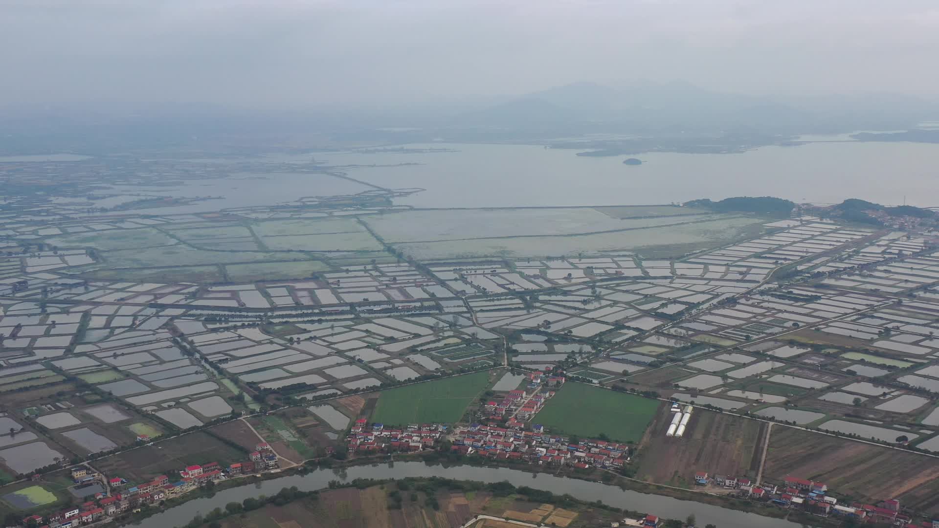 大闸蟹养殖场高空航拍视频的预览图