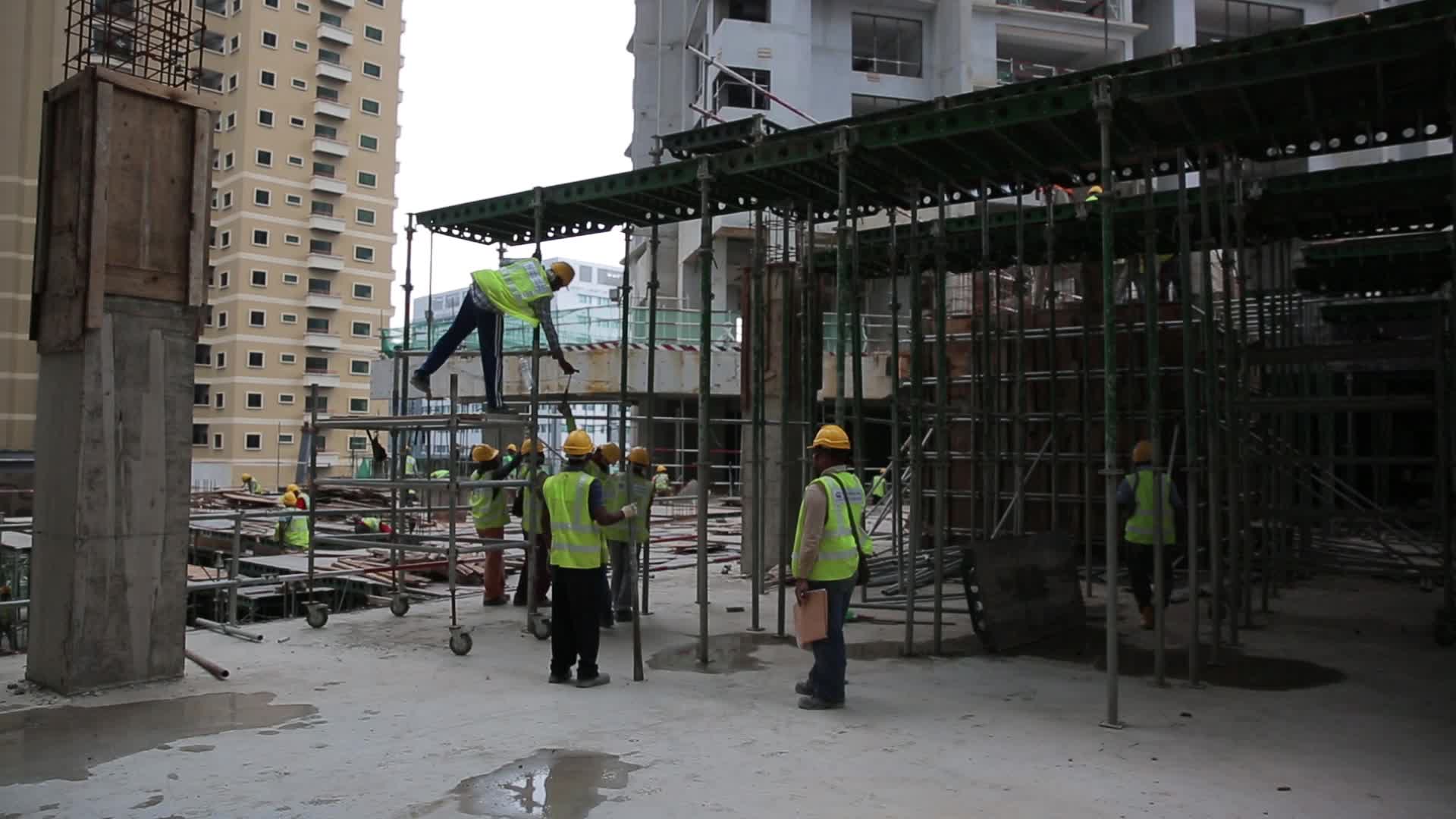 建筑工人搭建钢模板视频的预览图