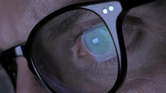 特写戴眼镜的外国人深邃的眼睛视频的预览图
