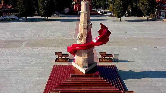 4K航拍甘肃省白银市会宁县红雕塑会师塔视频的预览图