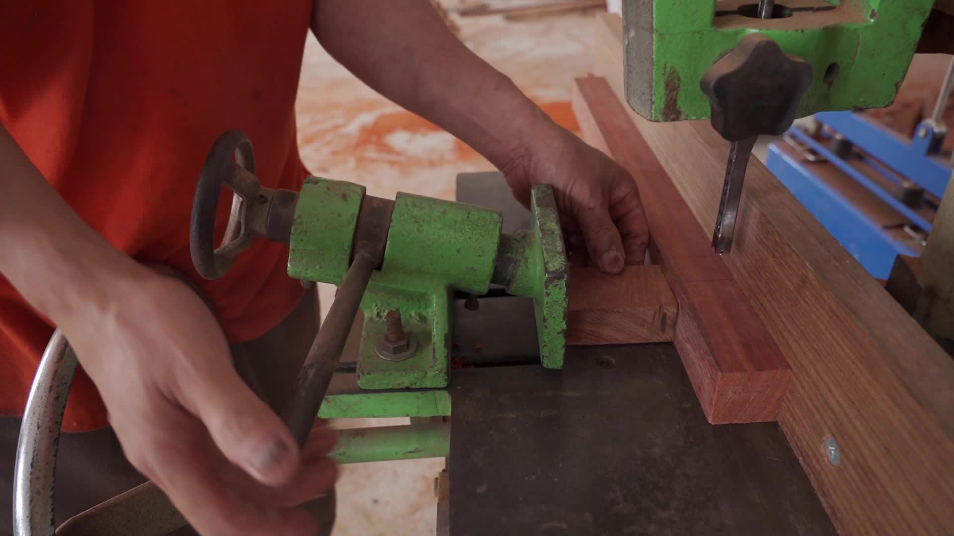工厂加工红木木材视频的预览图