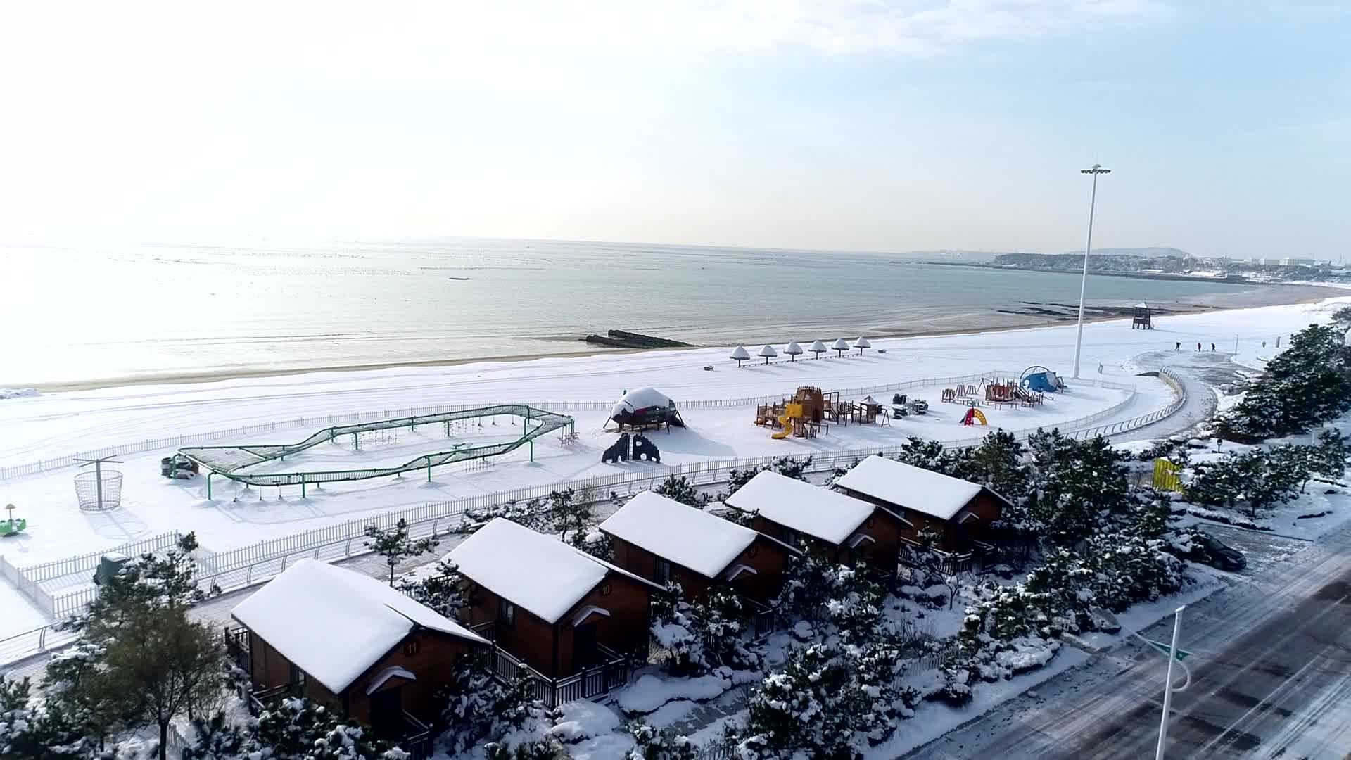 航拍雪天鸟瞰海岸线视频的预览图