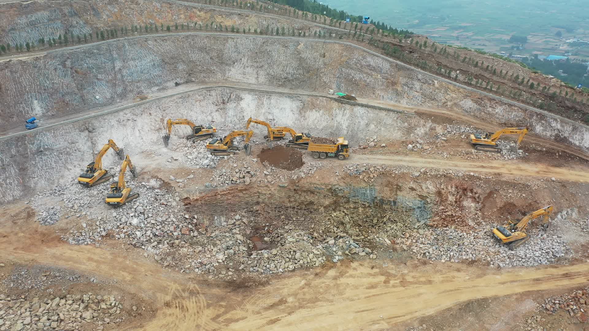 砂石矿山开采石头破碎航拍视频的预览图
