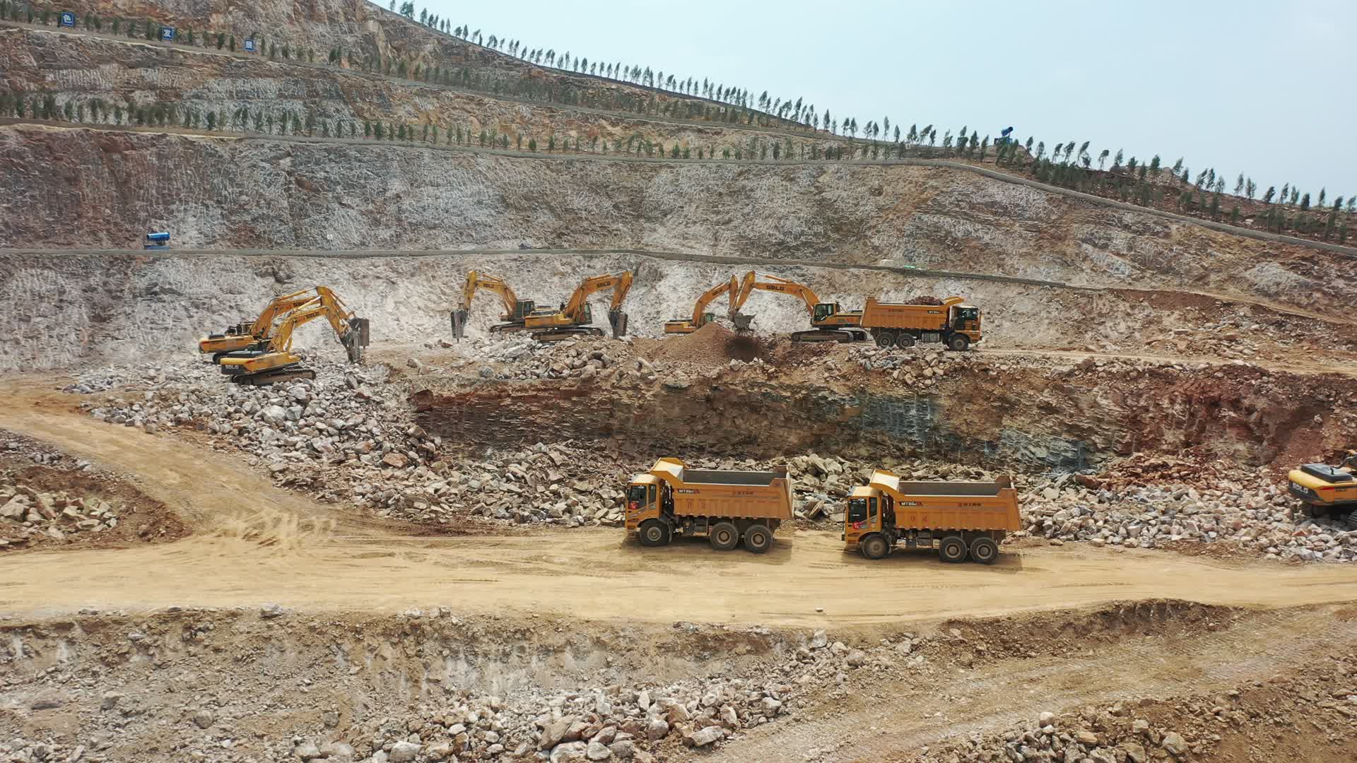 砂石矿山开采石头破碎航拍视频的预览图