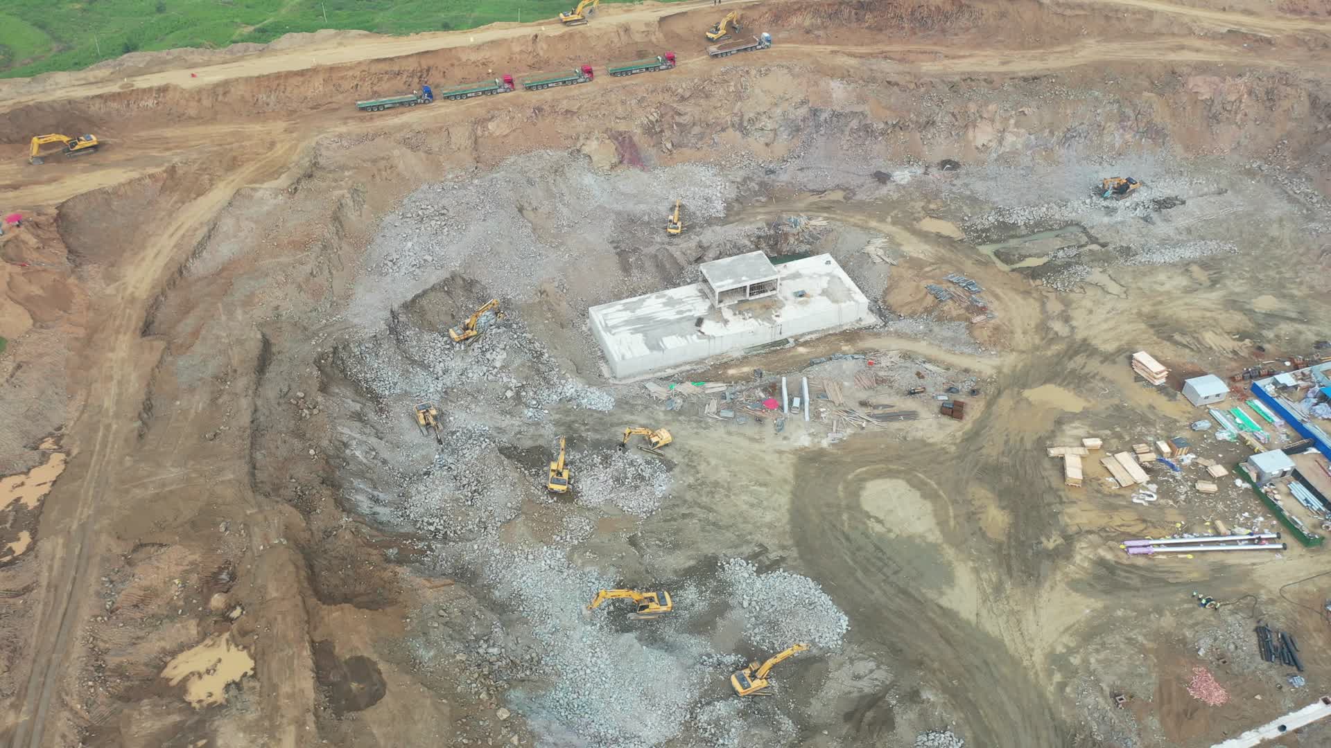 工厂建设开采石头破碎航拍视频的预览图
