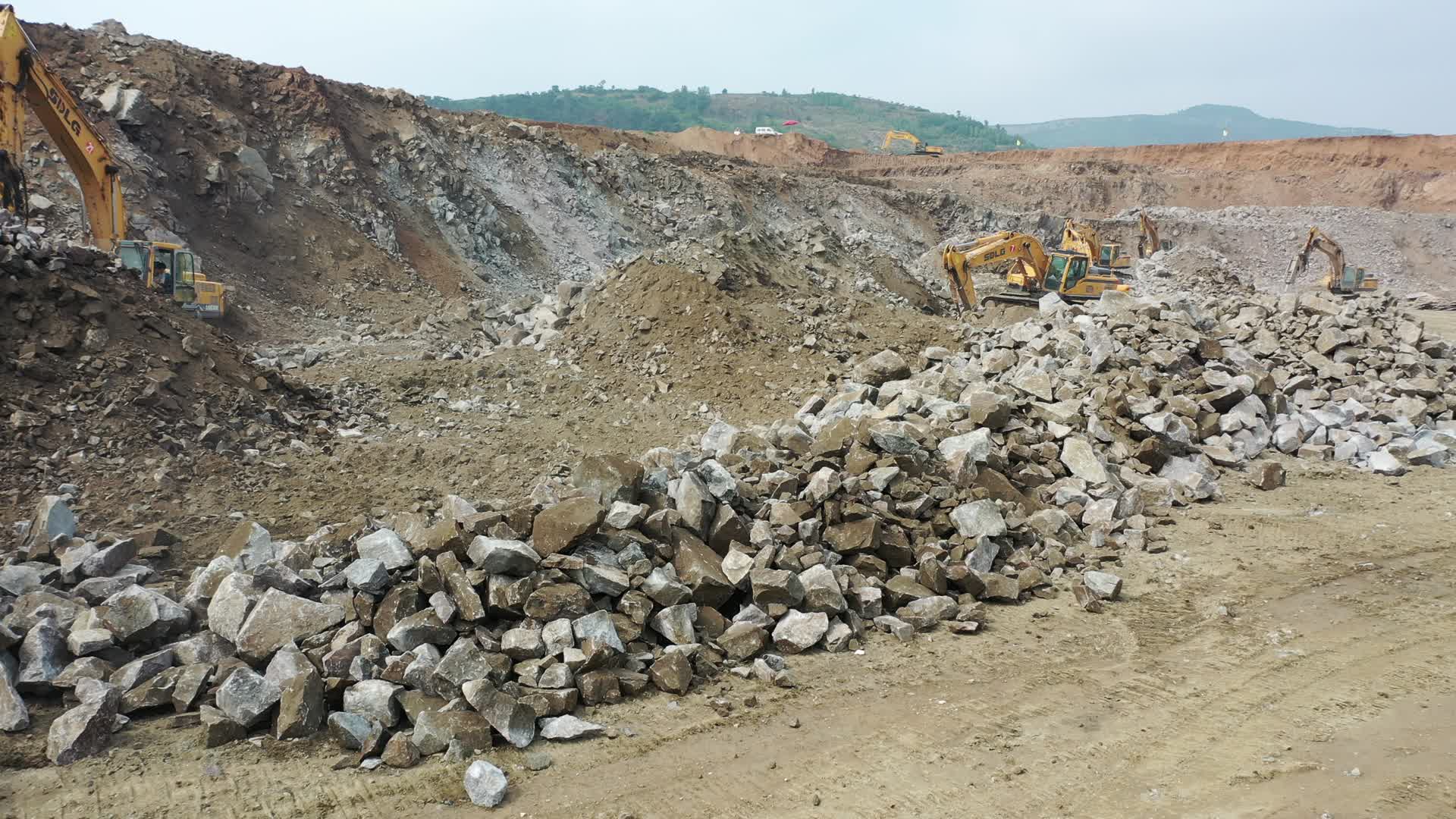 砂石矿山开采石头运输航拍视频的预览图