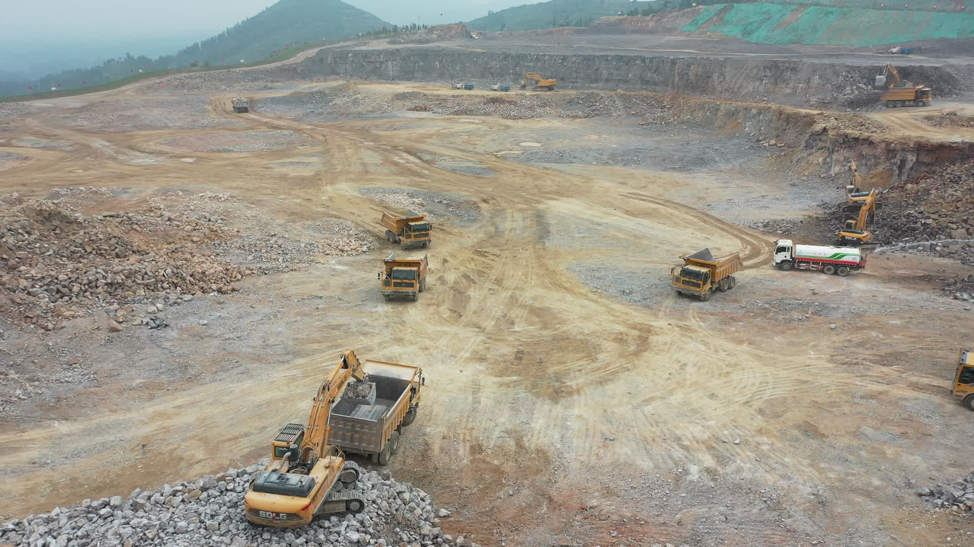 砂石矿山开采石头装卸航拍视频的预览图