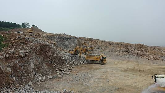 砂石矿山开采石头运输航拍视频的预览图