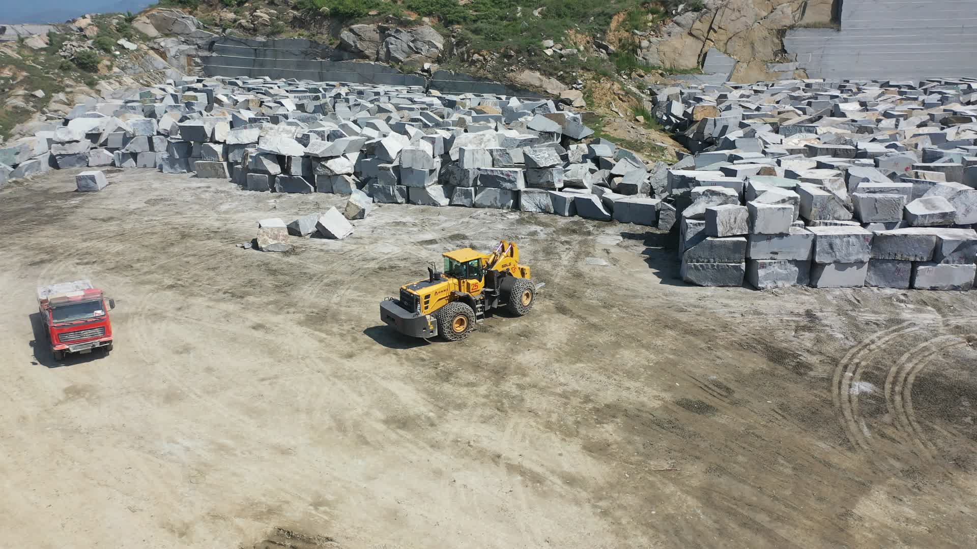 大理石矿山大理石开采运输视频的预览图