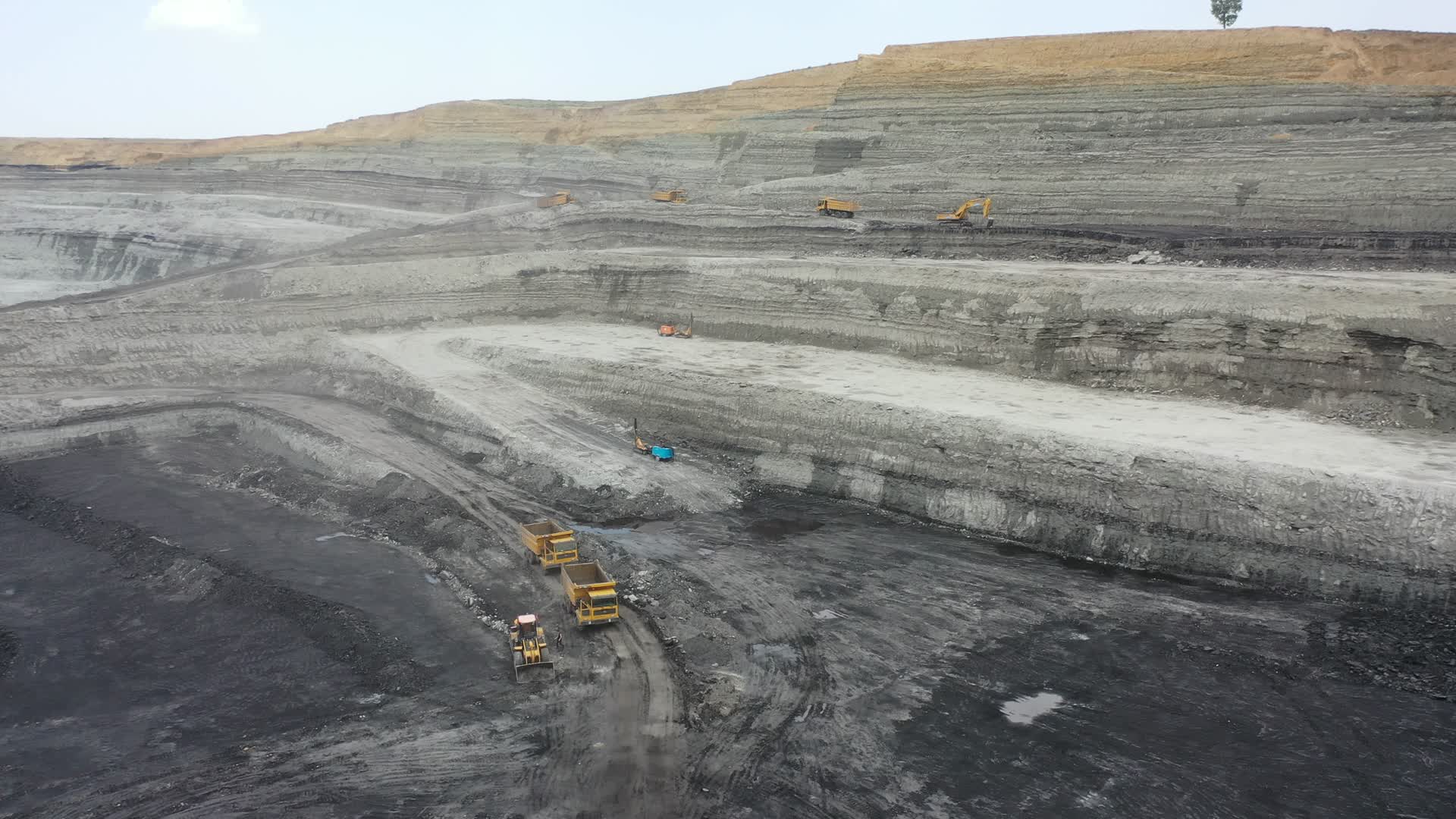 大型煤矿开采运输航拍视频的预览图