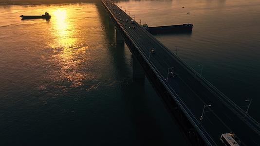 4k黄昏日落武汉地标长江大桥黄鹤楼电视塔视频的预览图