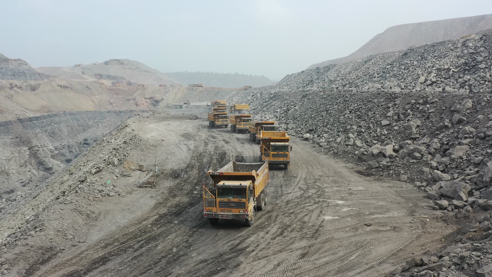 大型煤矿开采运输航拍视频的预览图