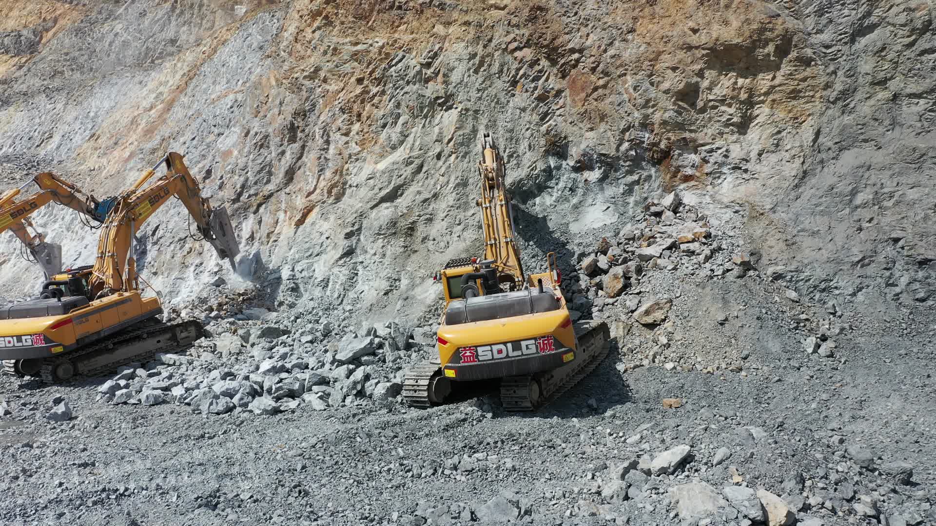 铁矿山开采破碎挖掘机破碎航拍视频的预览图