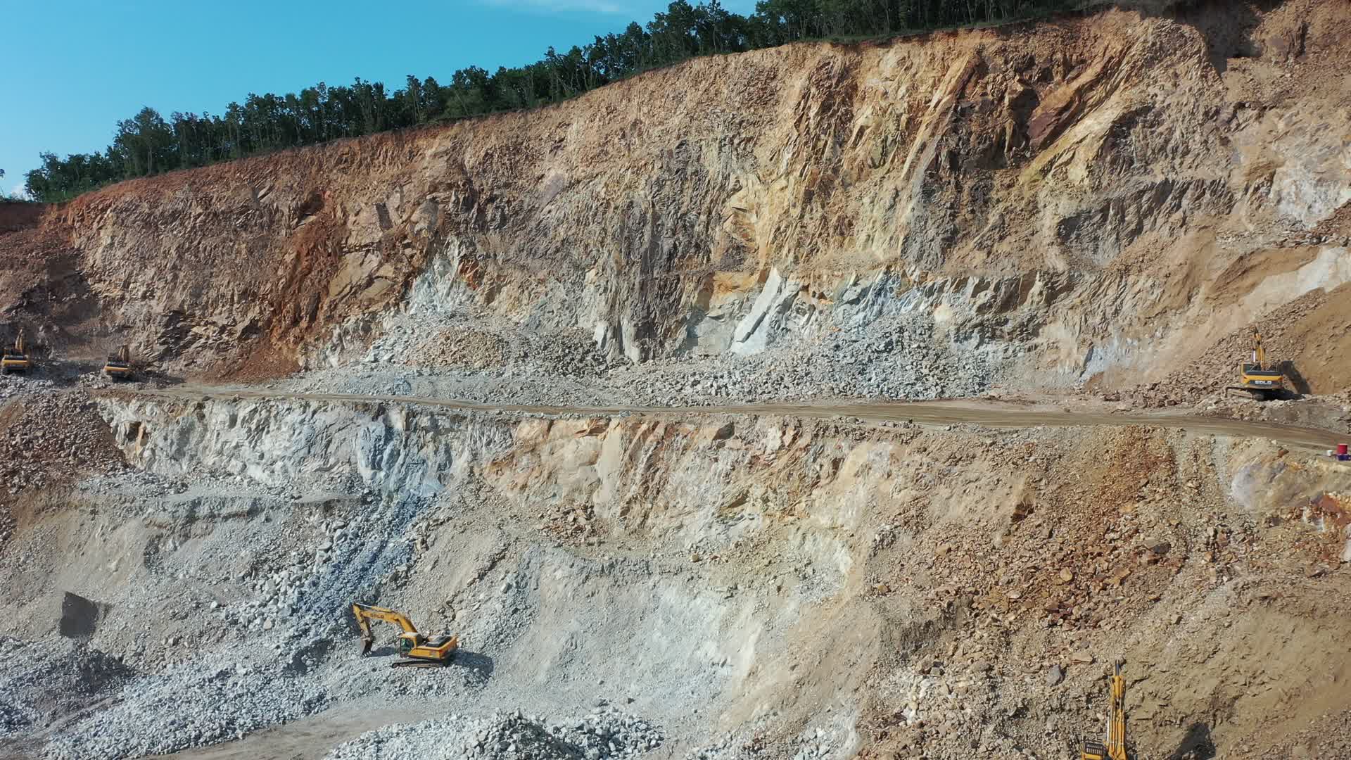 铁矿山开采破碎挖掘机破碎航拍视频的预览图