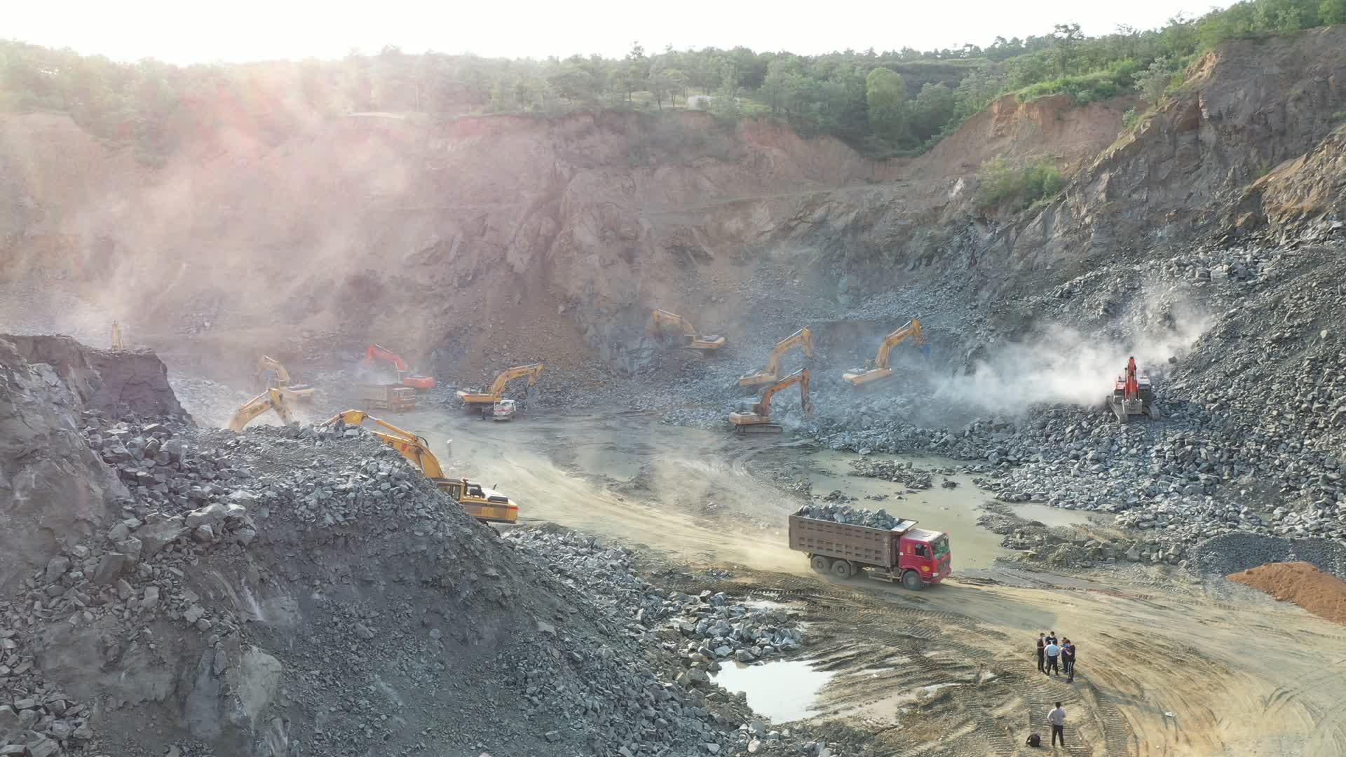 铁矿山开采破碎挖掘机破碎航拍工程机械视频的预览图