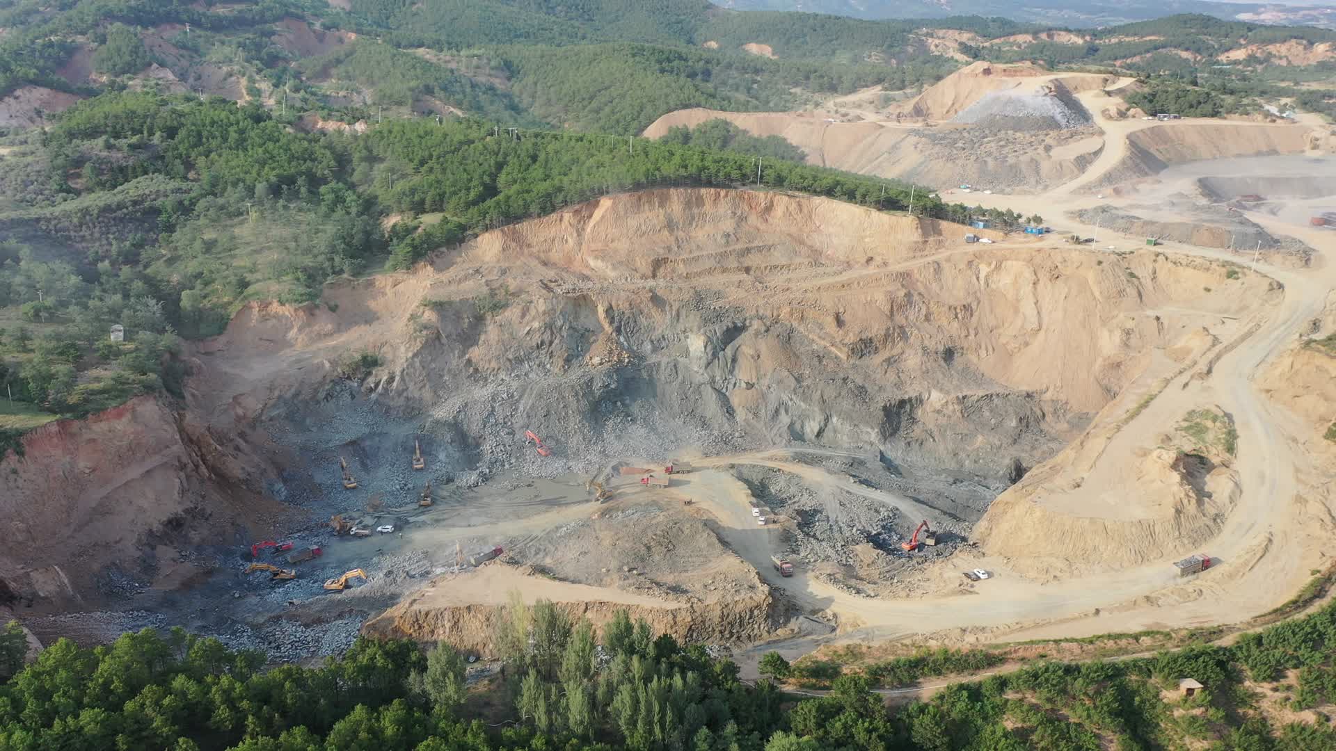 铁矿山开采破碎挖掘机破碎航拍工程机械视频的预览图
