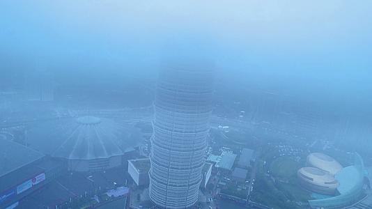 郑州玉米楼被云层覆盖大气航拍视频的预览图