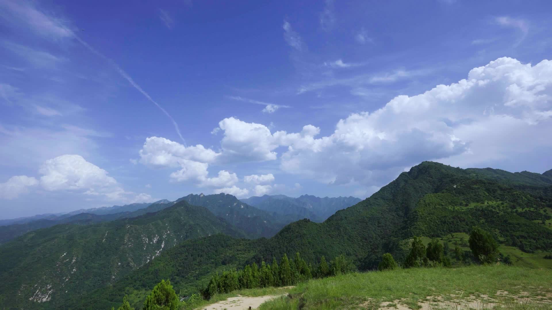 秦岭山脉蓝天白云空镜延时视频的预览图