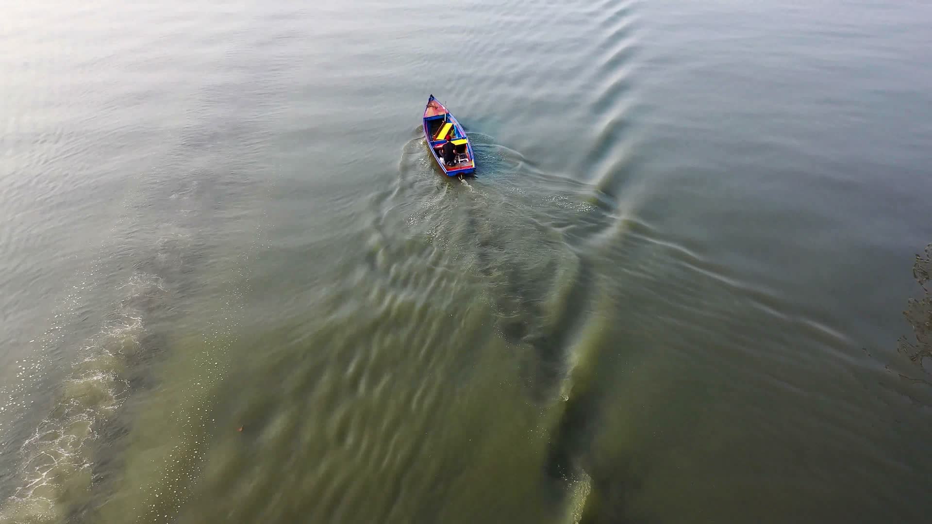 4k高清航拍水上小舟视频的预览图
