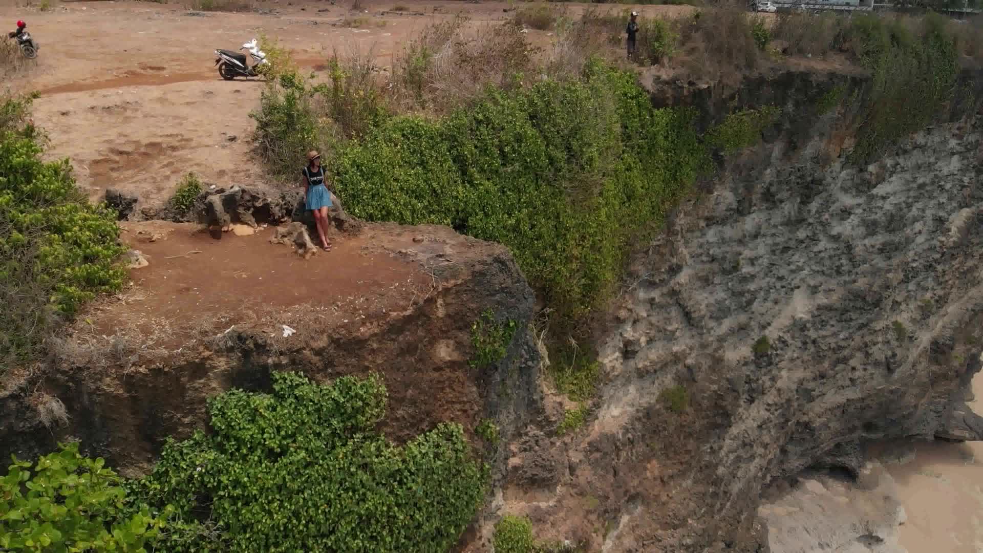 4k高清航拍悬崖海岸巨浪视频的预览图