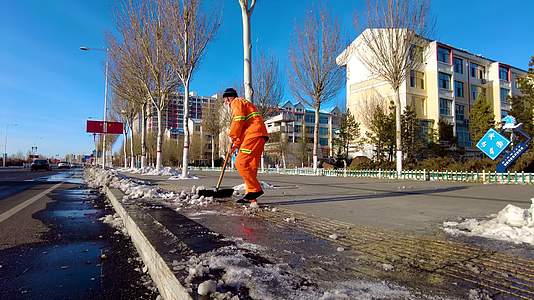 环卫工人清除马路边的积雪下午4k拍摄视频视频的预览图