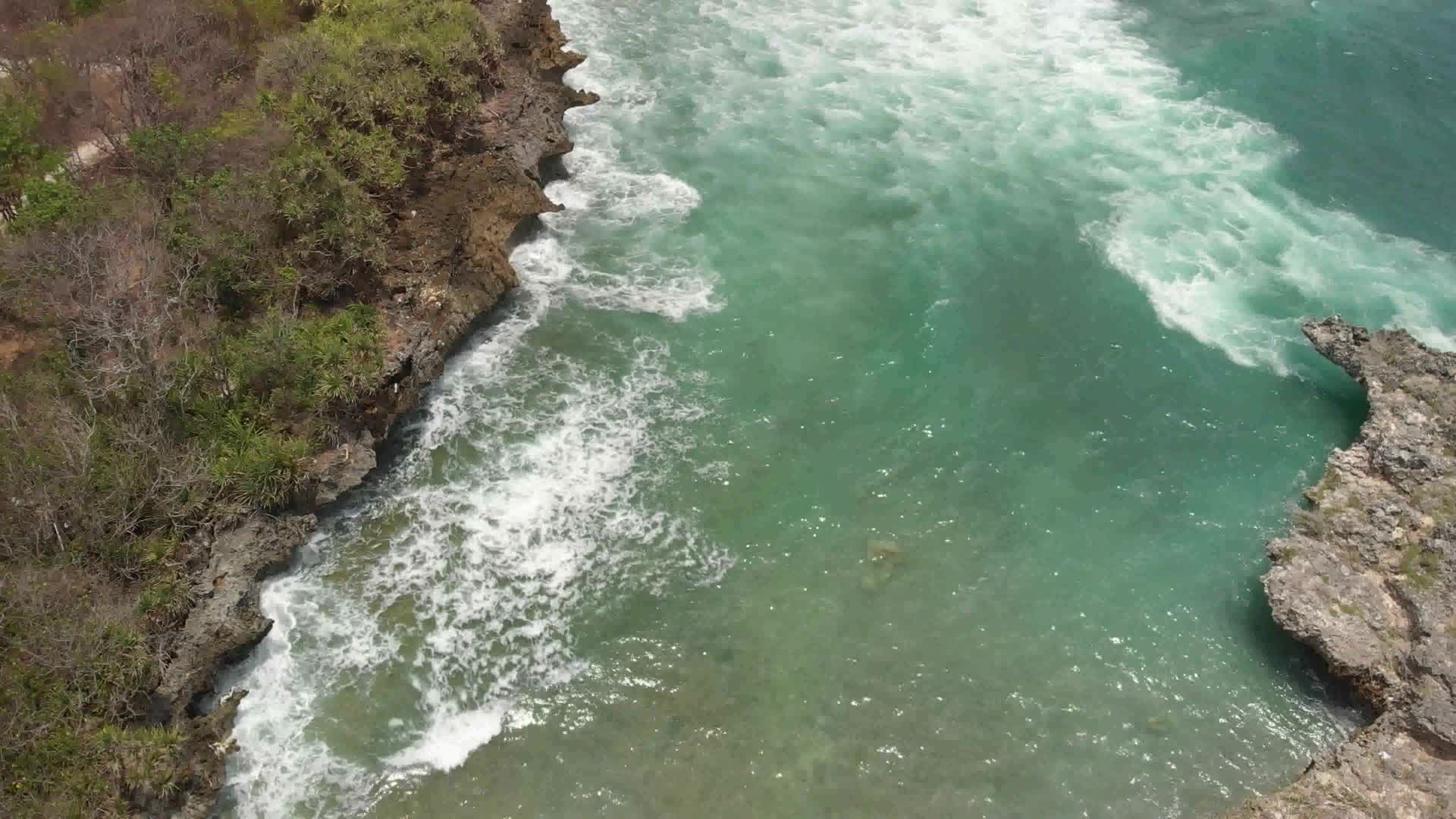 4k高清航拍大海沿岸浪花视频的预览图