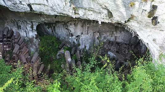 贵州棺材洞神秘山洞4k高清拍摄视频的预览图