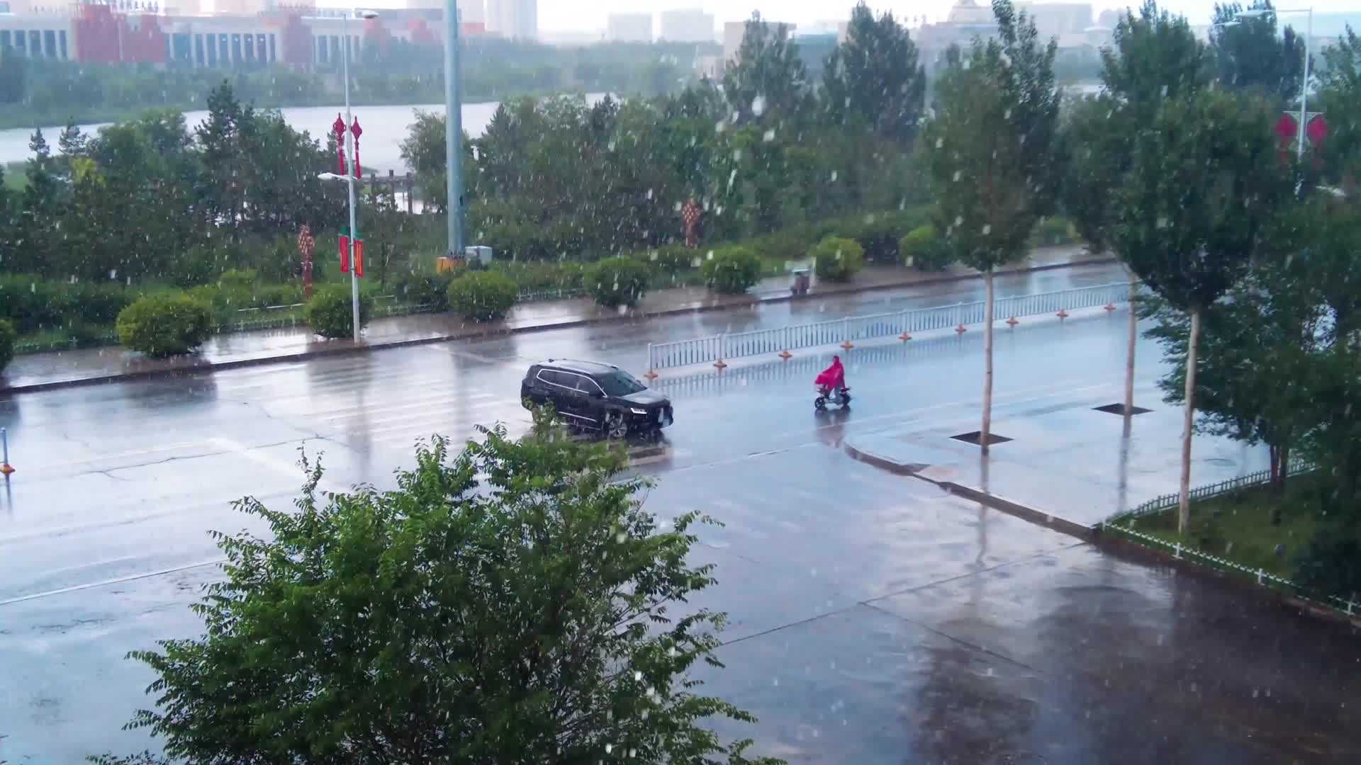 城市街道下雨景象及下雨特写镜头4k视频视频的预览图