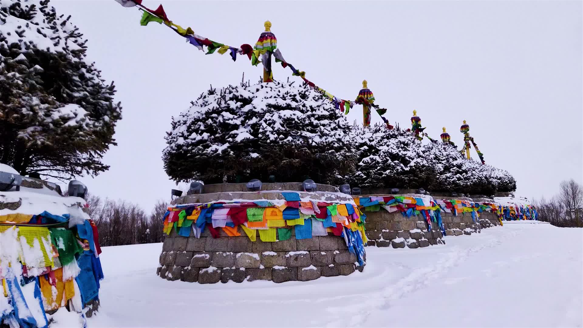 4k冬季内蒙公园中的经幡视频的预览图