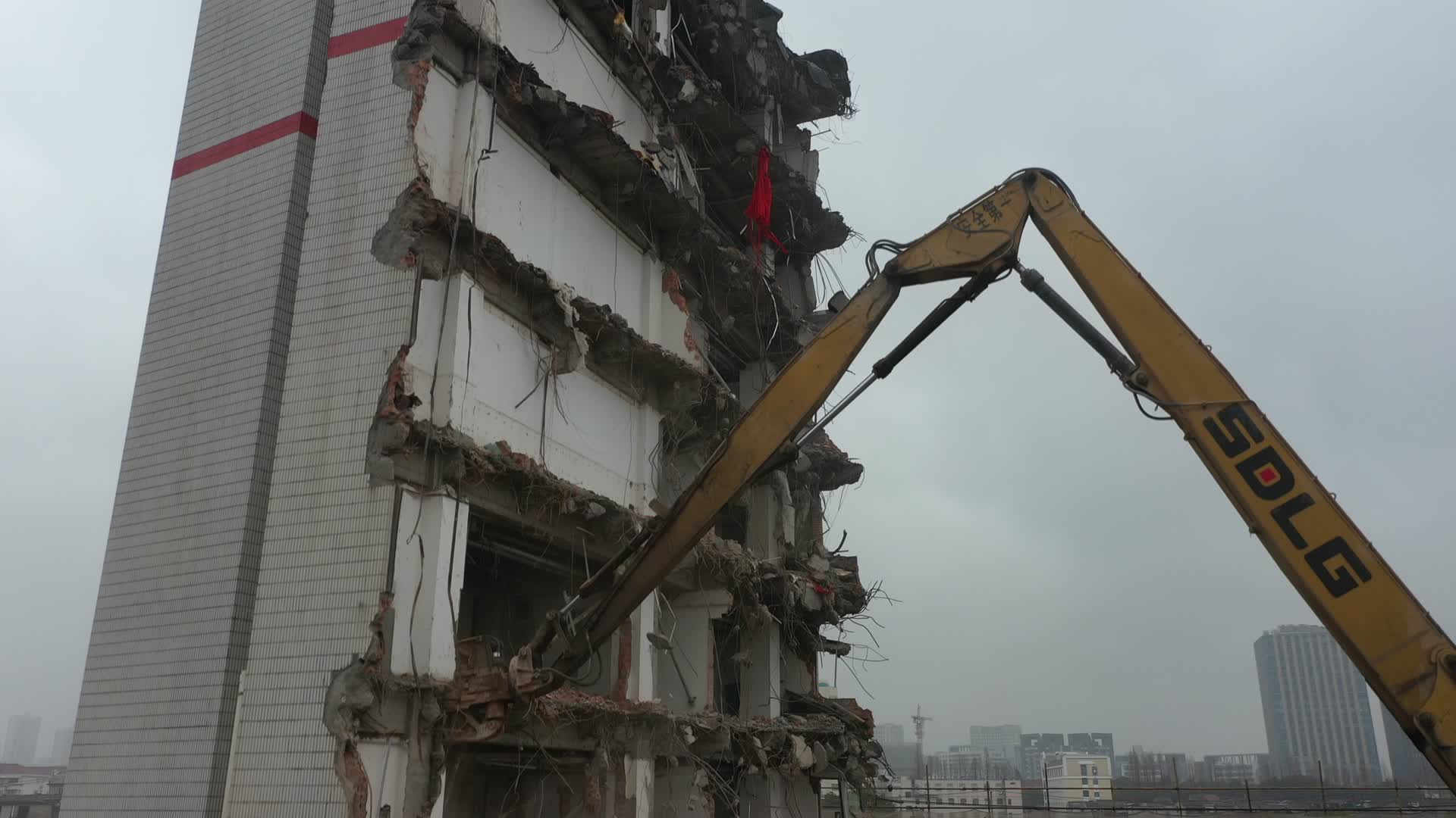 城市建设拆楼机楼房拆除工程机械挖掘机视频的预览图