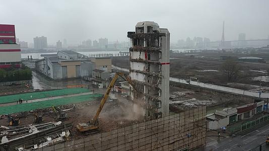 城市建设拆楼机楼房拆除工程机械挖掘机视频的预览图