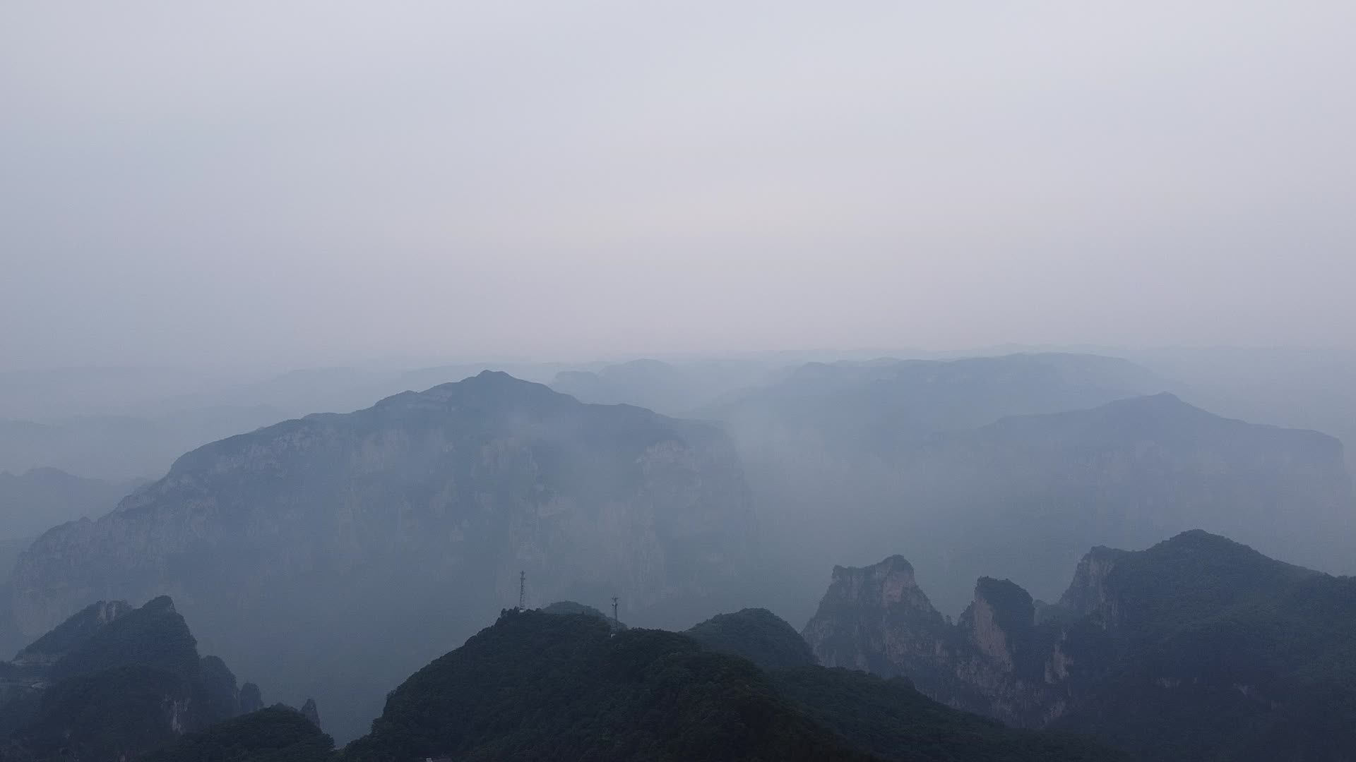 焦作云台山雨后的茱萸峰视频的预览图