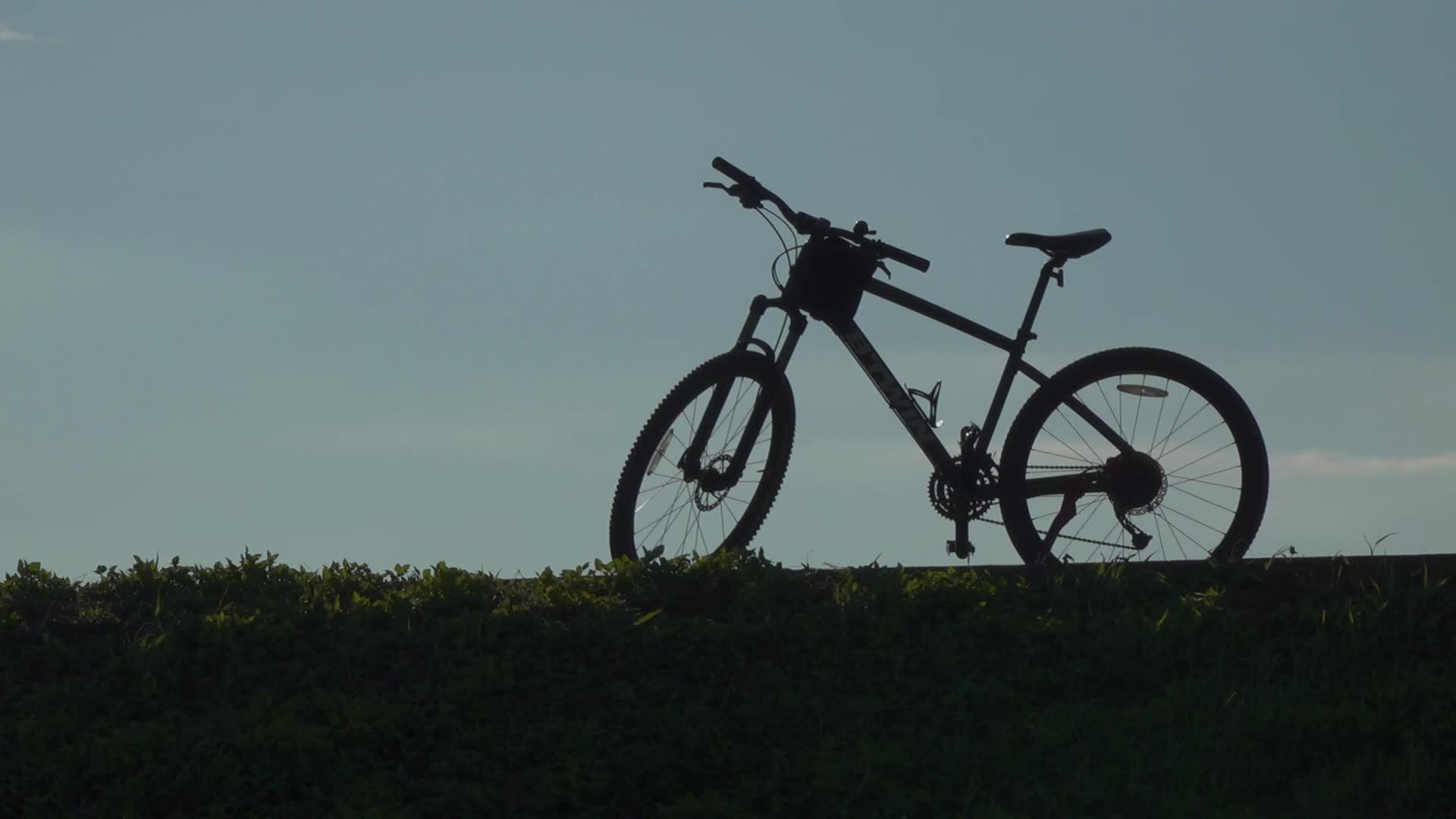 草地上的自行车剪影视频的预览图