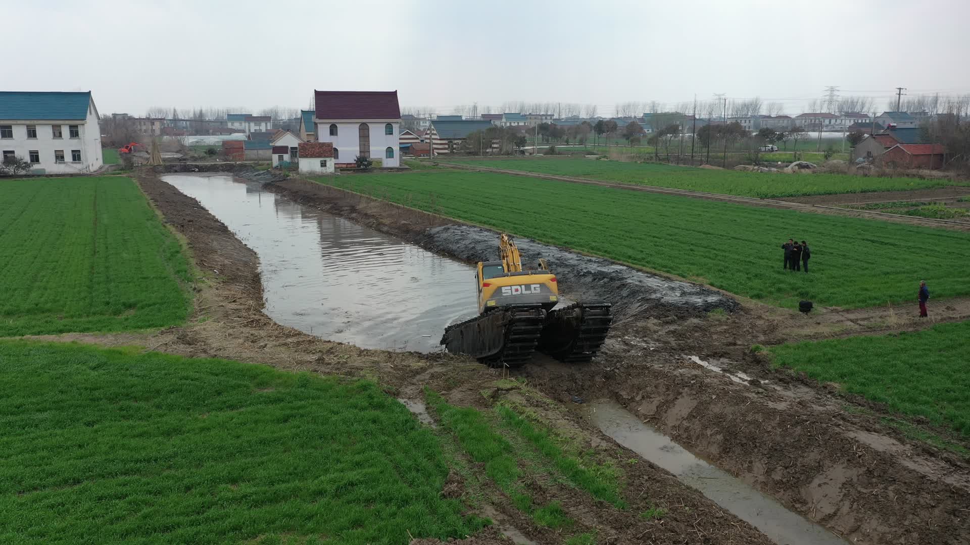 河道治理河道清淤挖掘机船挖工程机械视频的预览图