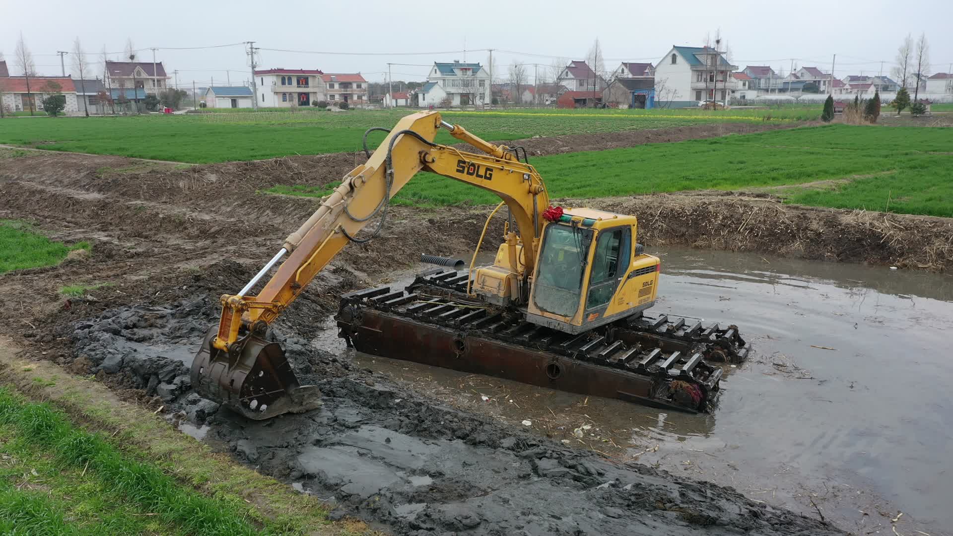 河道治理河道清淤挖掘机船挖工程机械视频的预览图