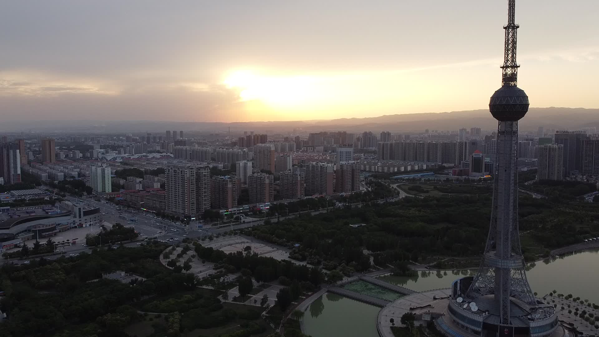 焦作龙源湖电视塔夕阳日落视频的预览图