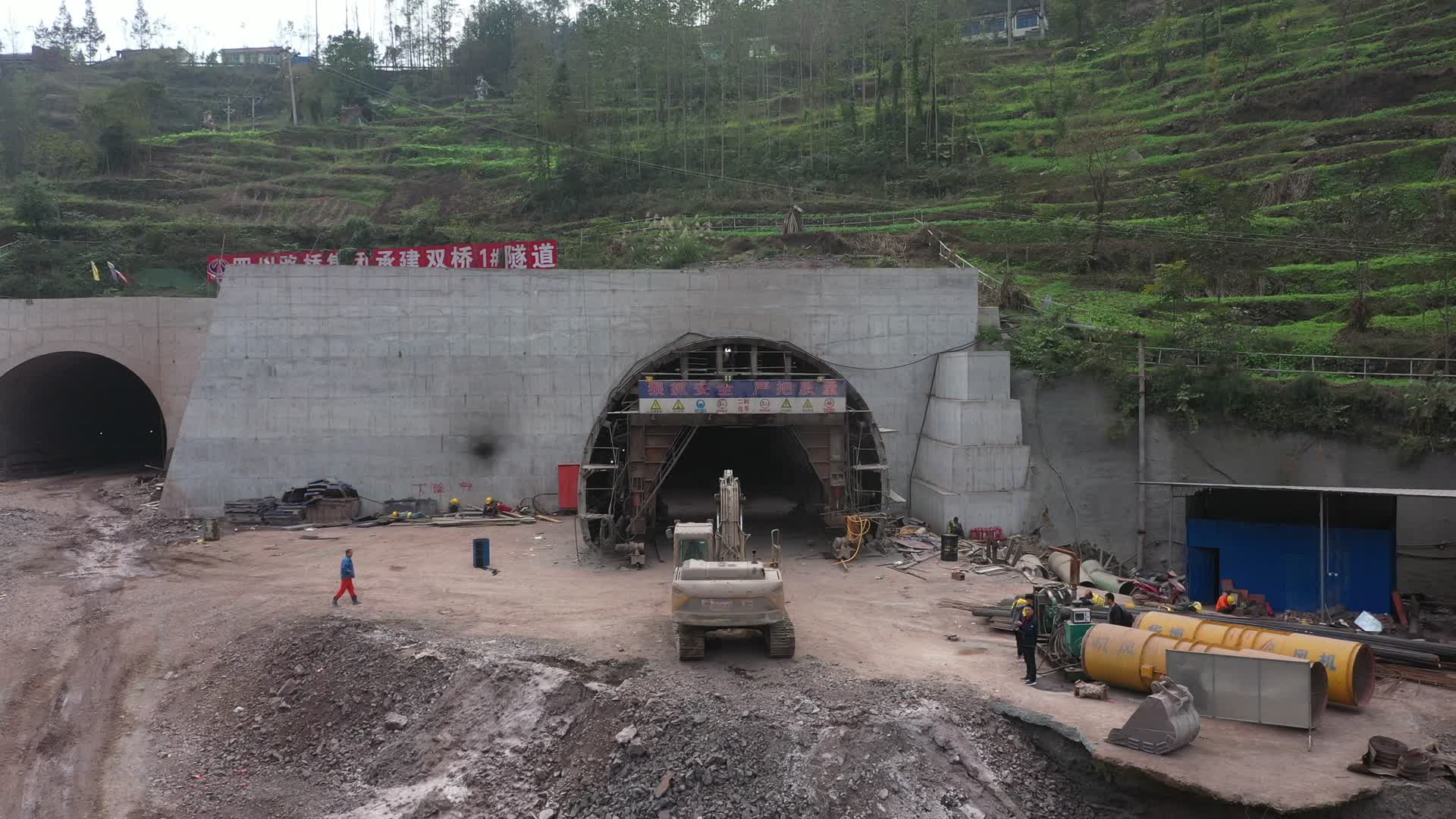 4K航拍交通建设隧道施工工程机械公路建设山东临工视频的预览图
