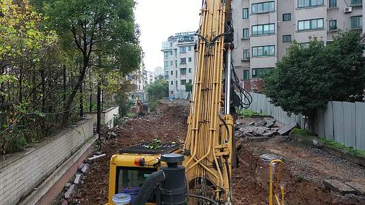 4K城市建设打桩机工程机械挖掘机建筑施工视频的预览图