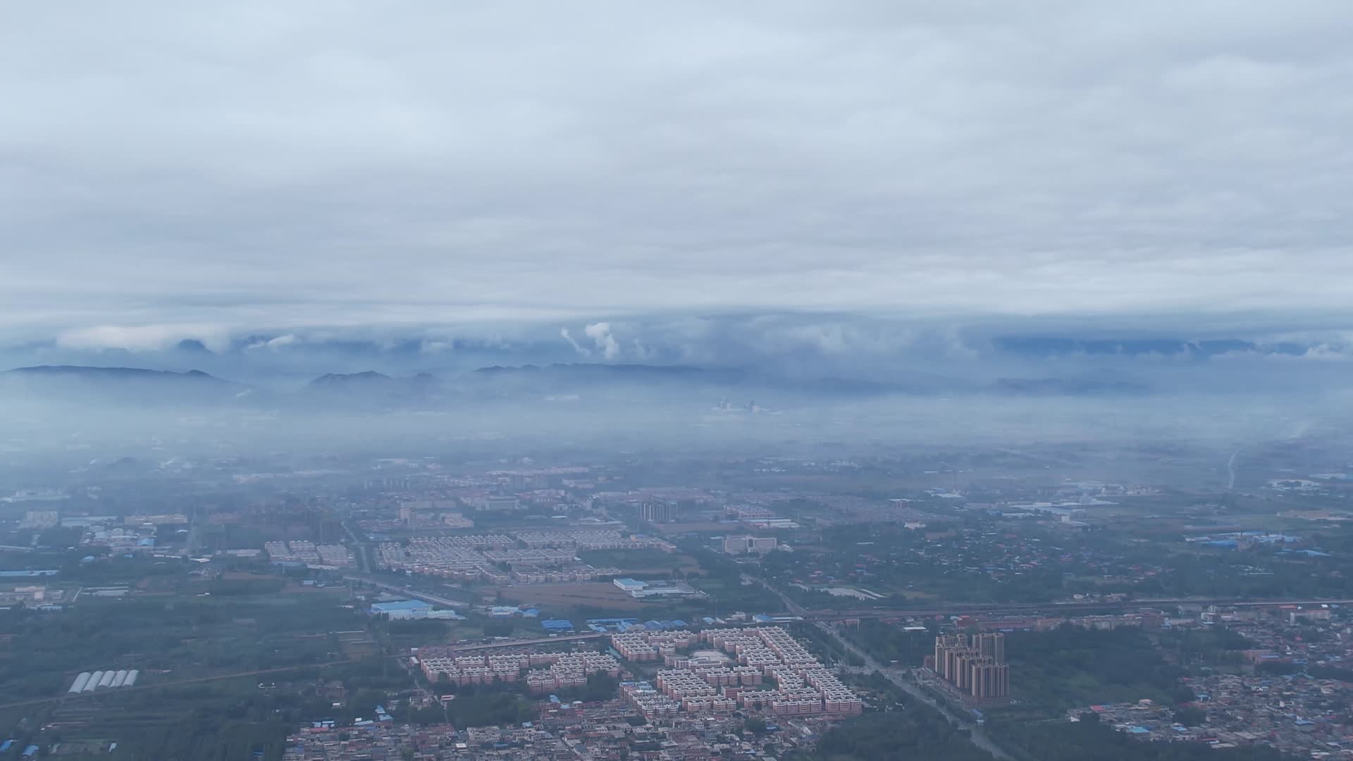 4K航拍焦作太行山脉云雾缭绕视频的预览图