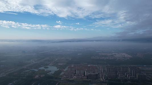 4K航拍焦作太行山脉云雾向城市袭来移动延时视频的预览图