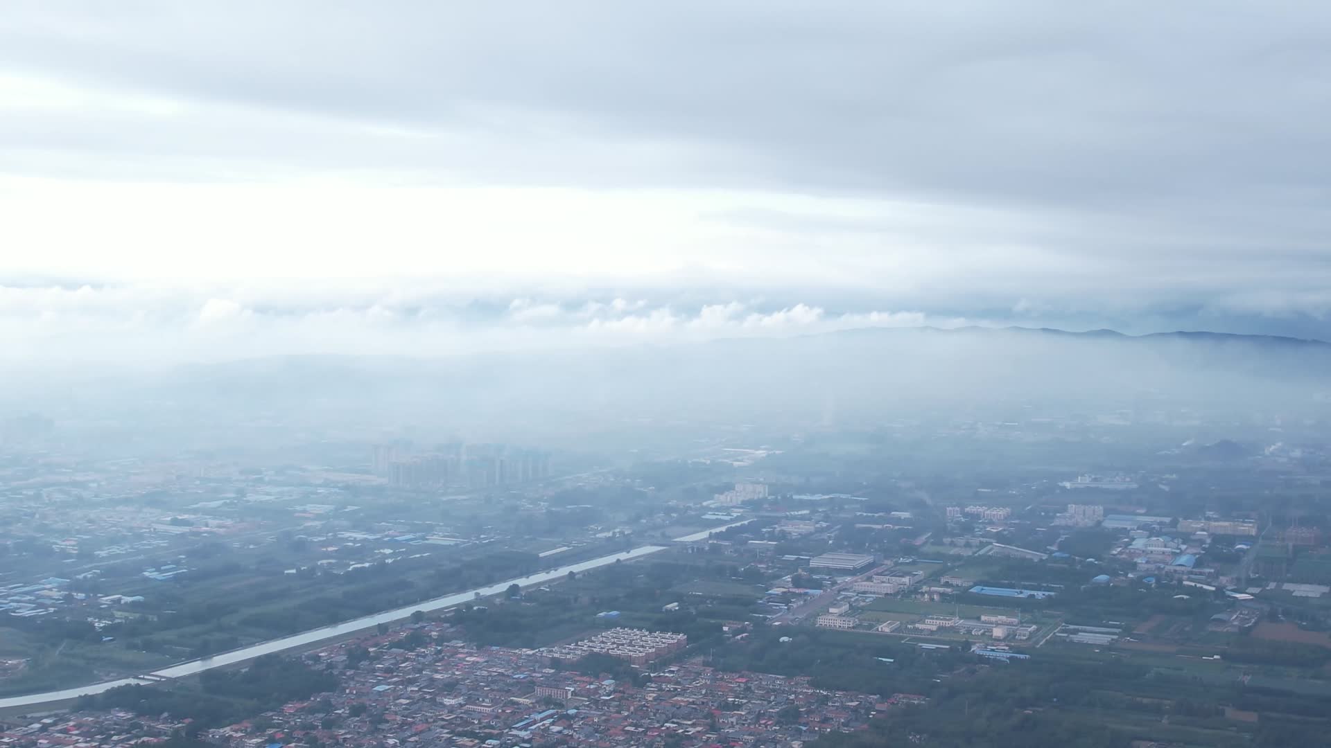 4K航拍焦作太行山脉云雾向城市袭来视频的预览图