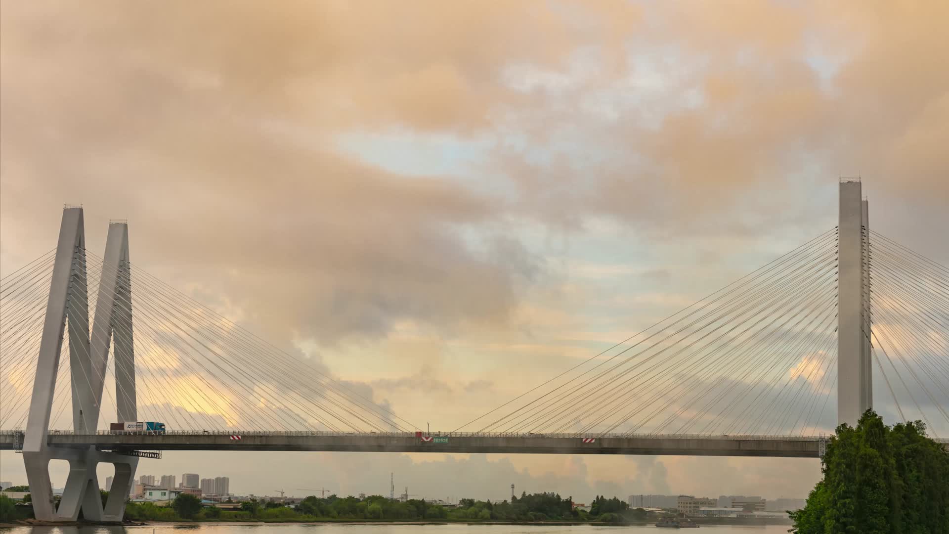 4K延时拍摄跨江桥上繁忙的运输视频的预览图