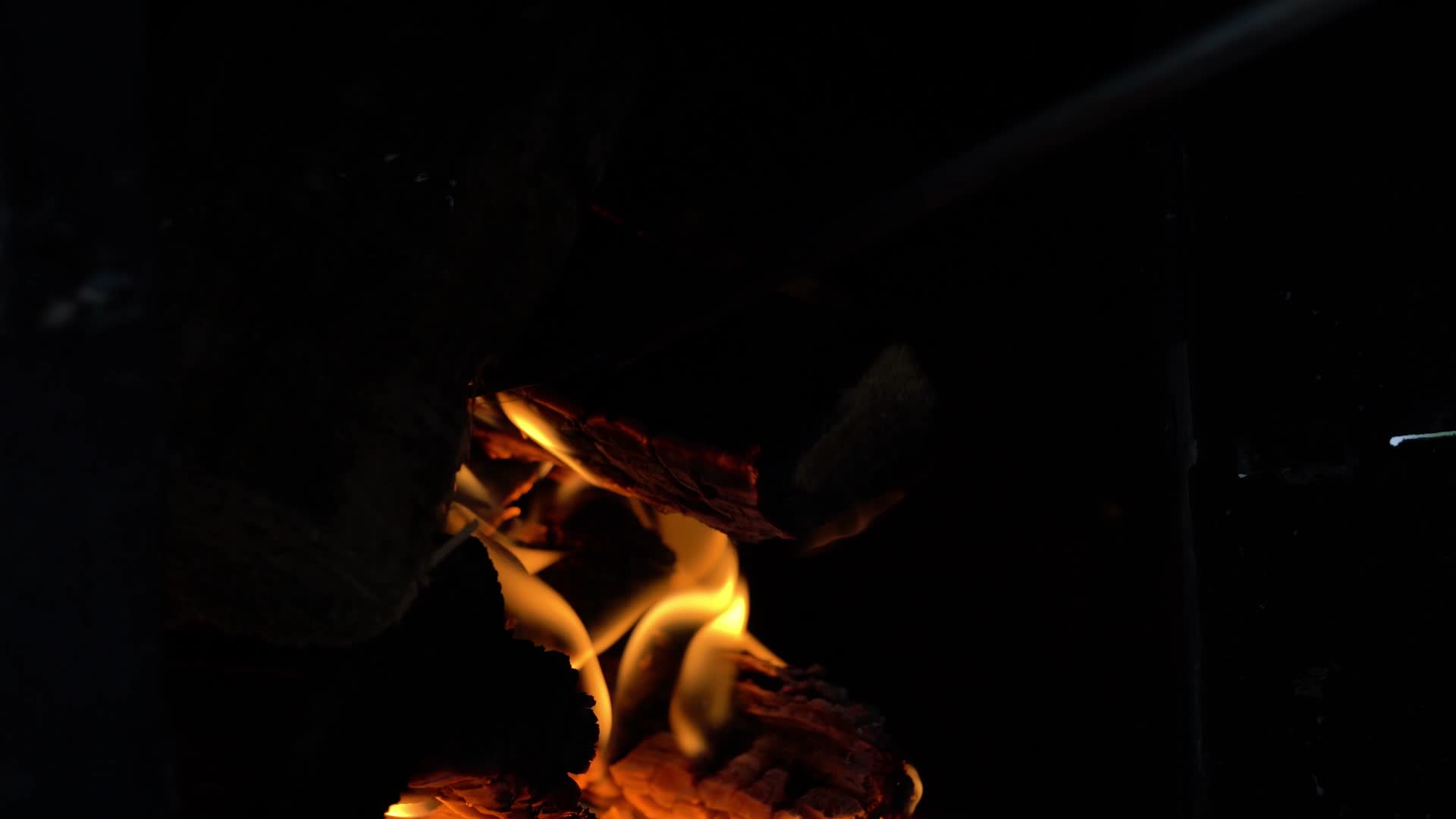 燃烧的炉火柴火视频的预览图
