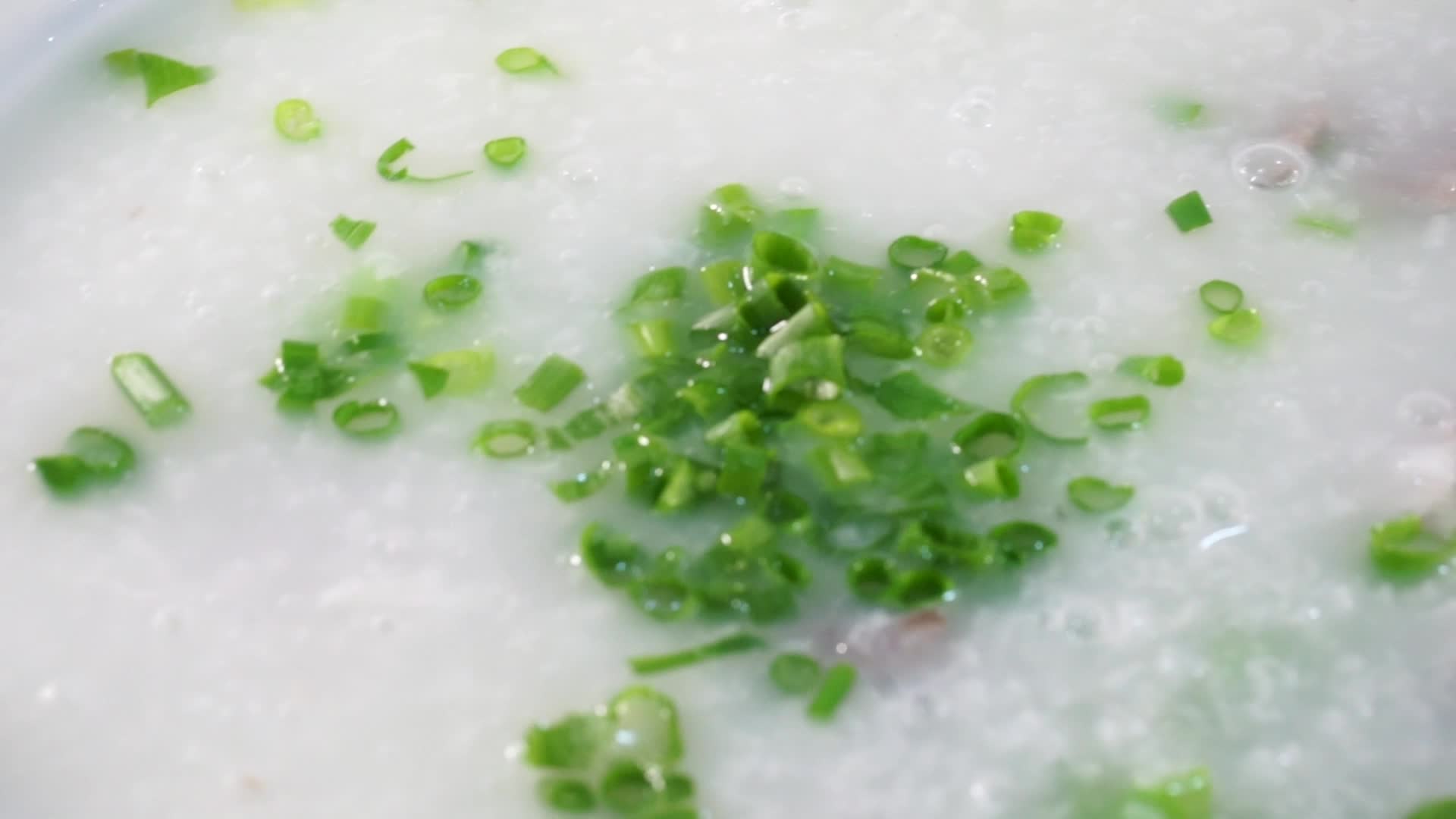 广东早餐瓦煲煮粥视频的预览图