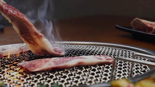 韩式碳火烤肉烤牛排视频的预览图