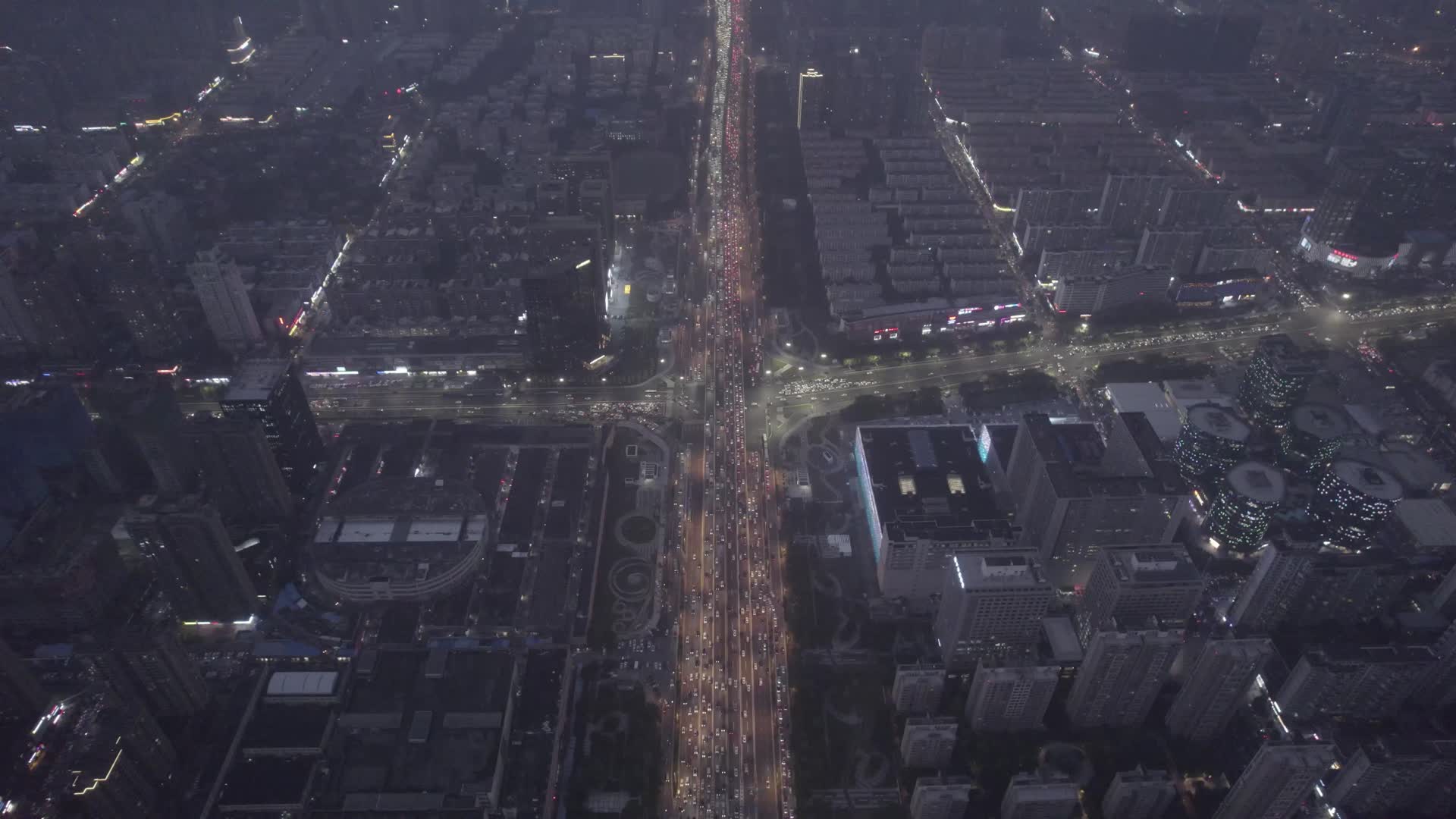 航拍郑州交通高峰车流视频的预览图