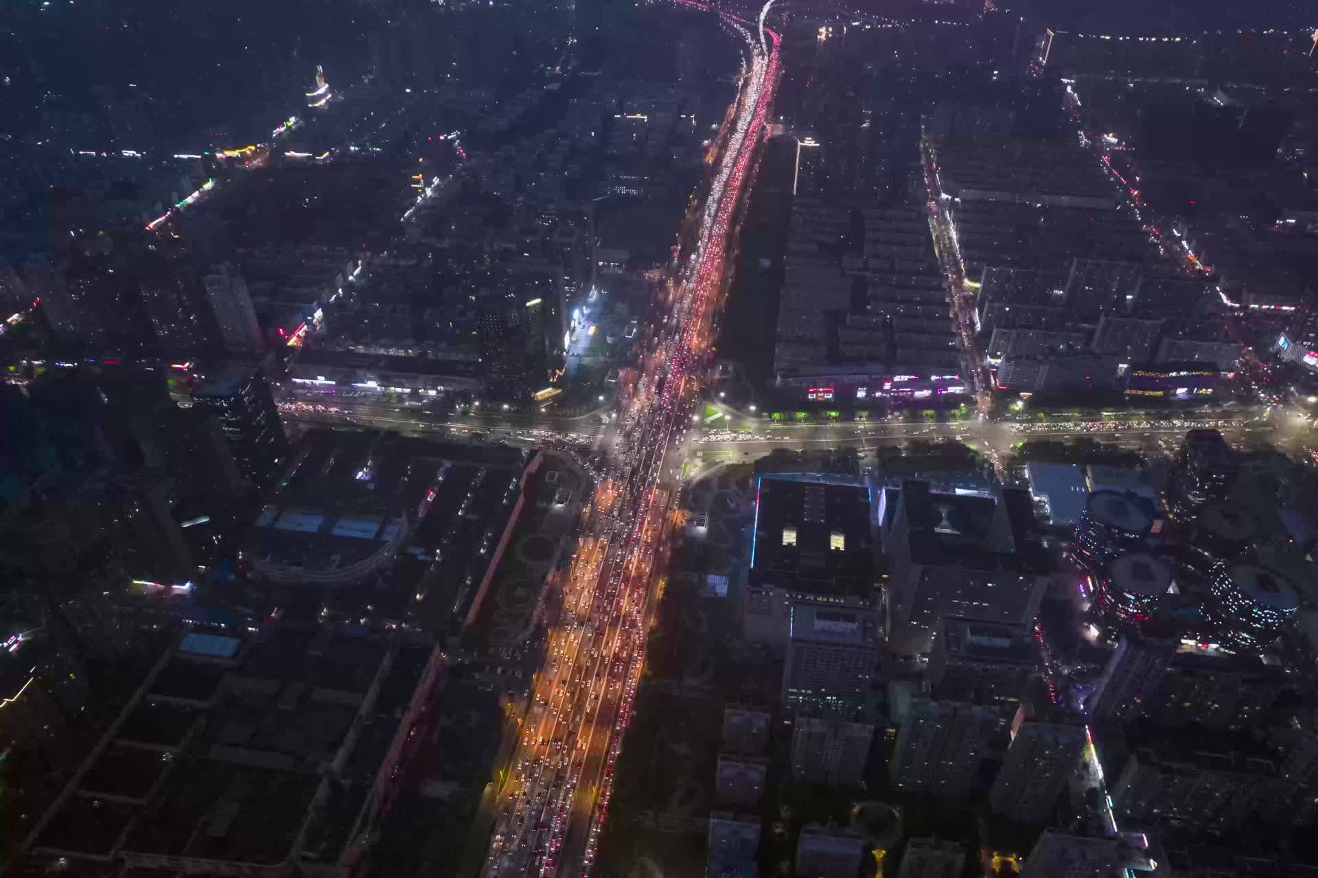 航拍郑州正弘城和环绕车流延时视频的预览图